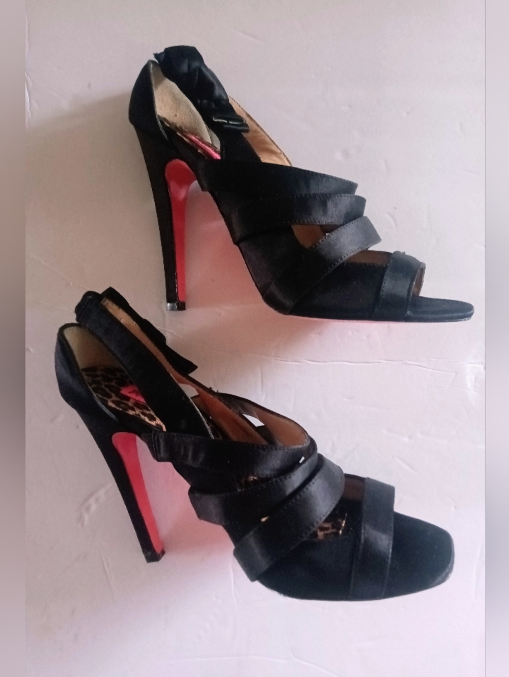 Betsey Johnson  Black Satin Strappy Heels Signature Pink Insoles Side Bow Size 8 - Picture 3 of 9